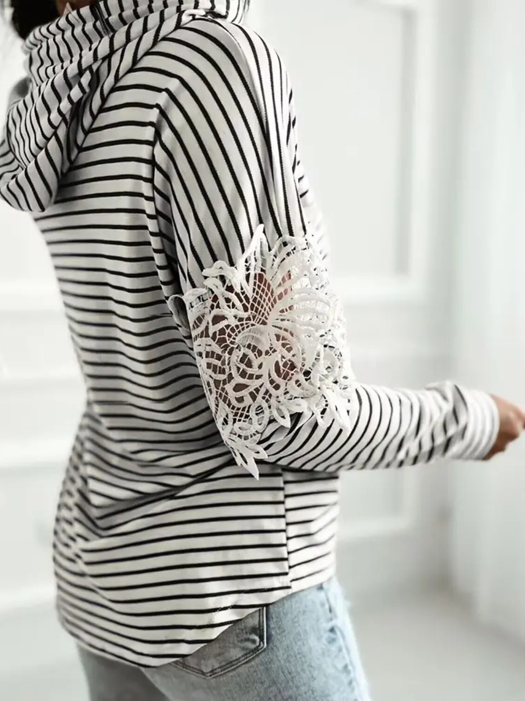 Mila | Gestreepte hoodie met kanten details