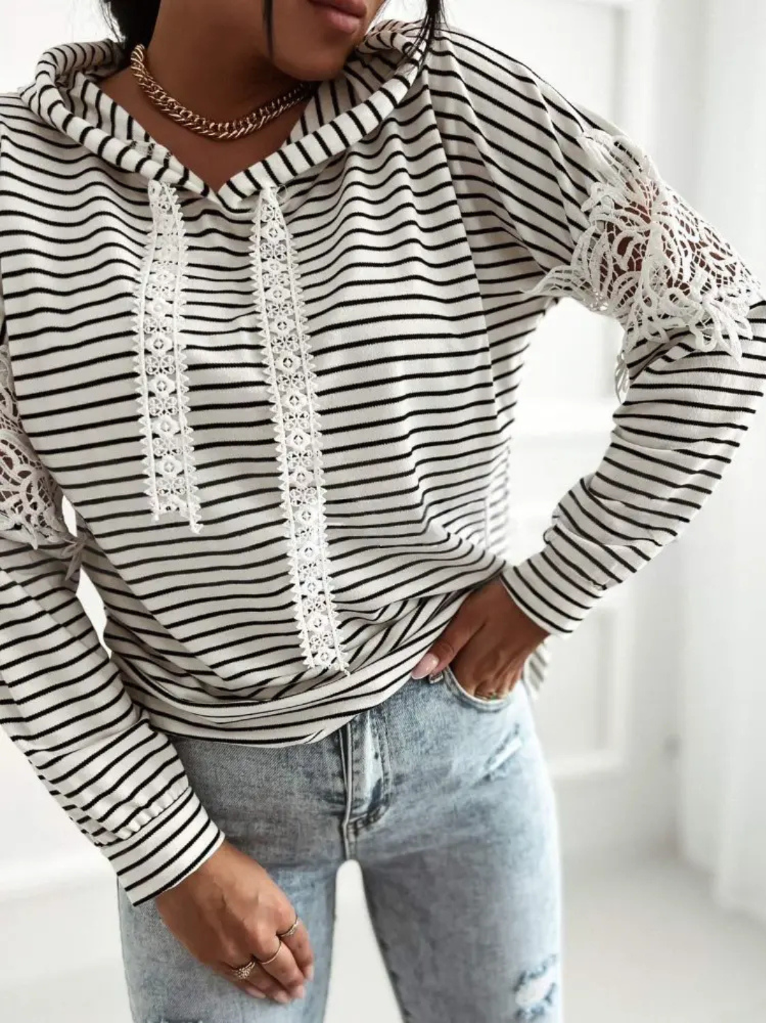Mila | Gestreepte hoodie met kanten details