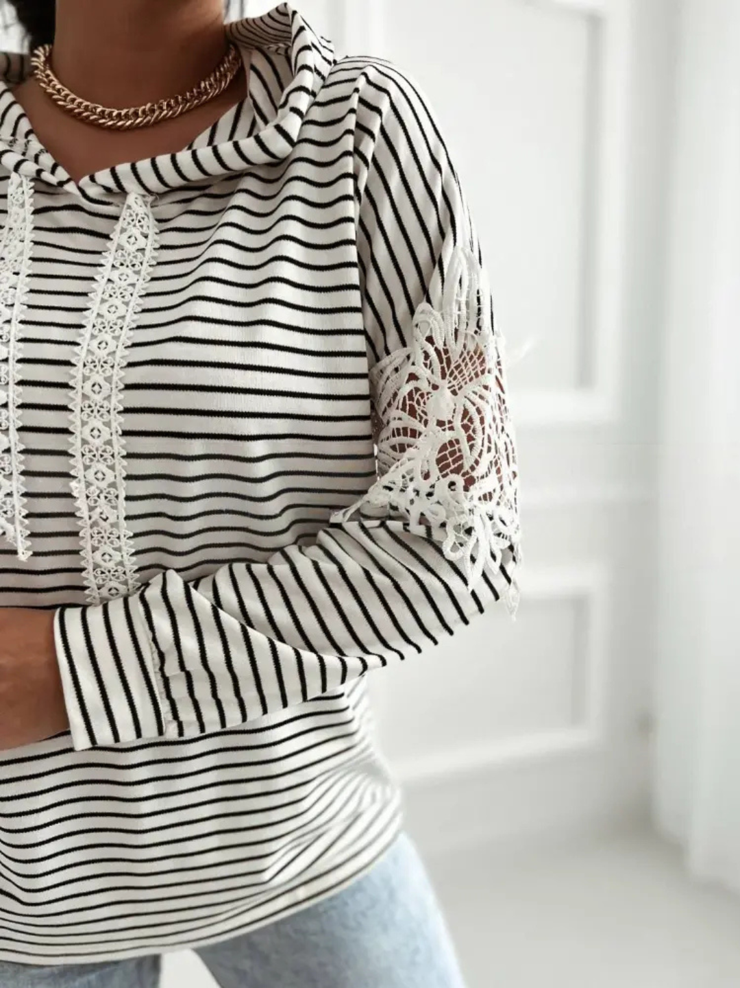 Mila | Gestreepte hoodie met kanten details